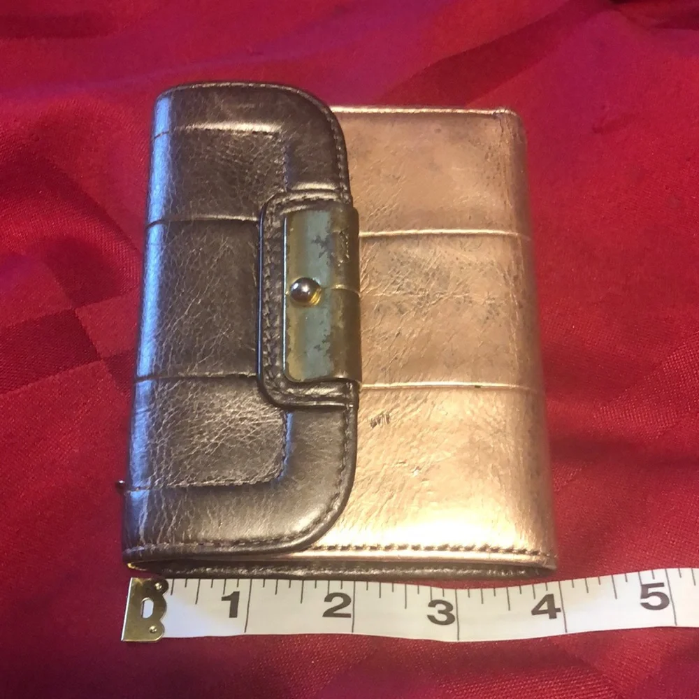 PreOwned - Coach Wallet - snaps and zipper work -7 credit cards slots-5 pockets - Picture 14 of 16